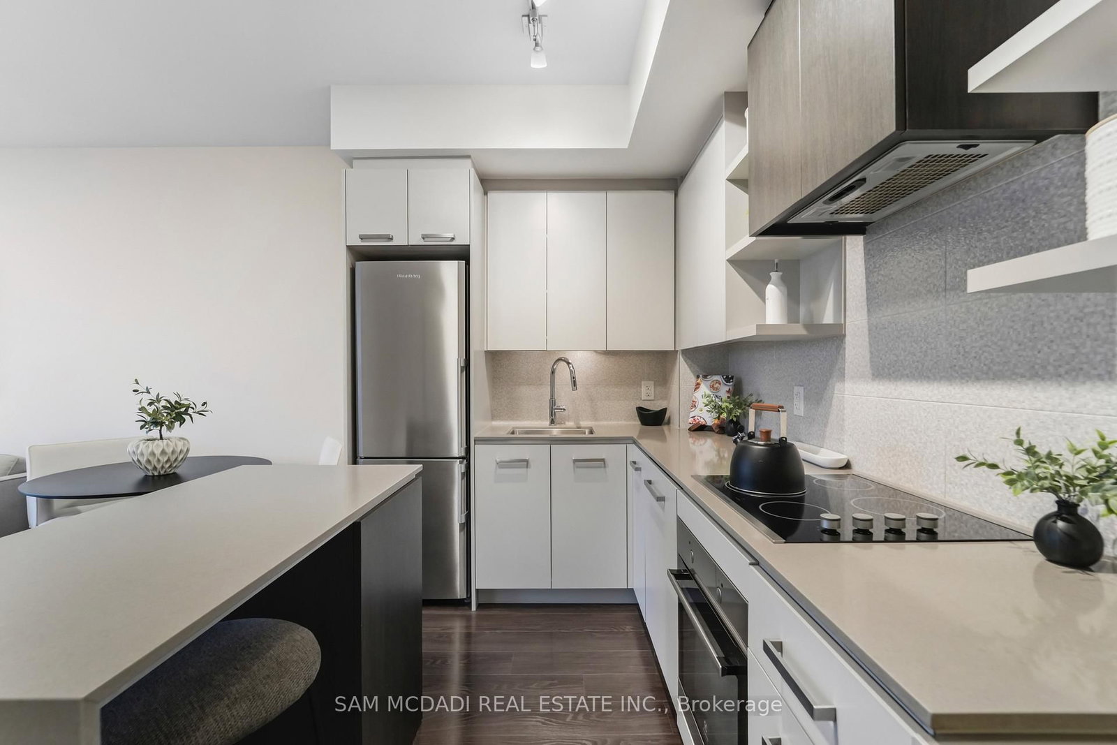 1830 Bloor Street W • #817 • Toronto, ON photo 5