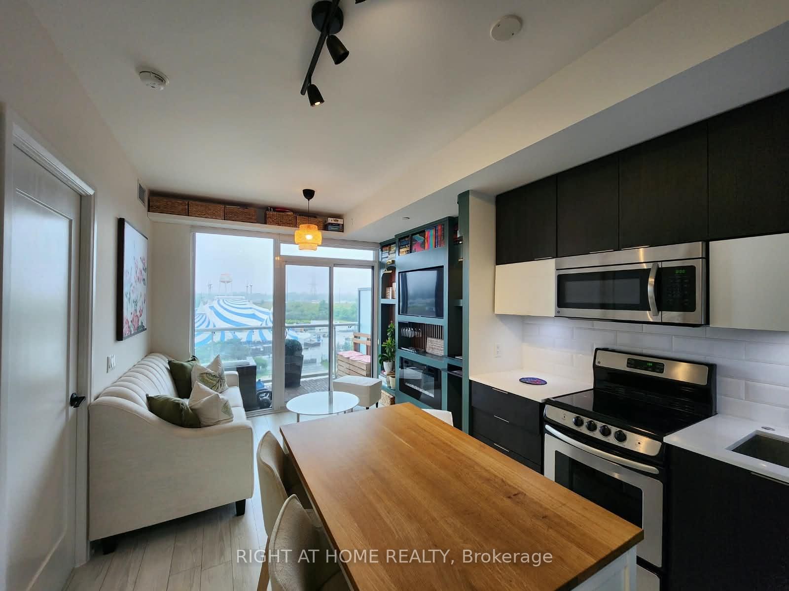 56 Annie Craig Drive • #608 • Toronto, ON photo 5