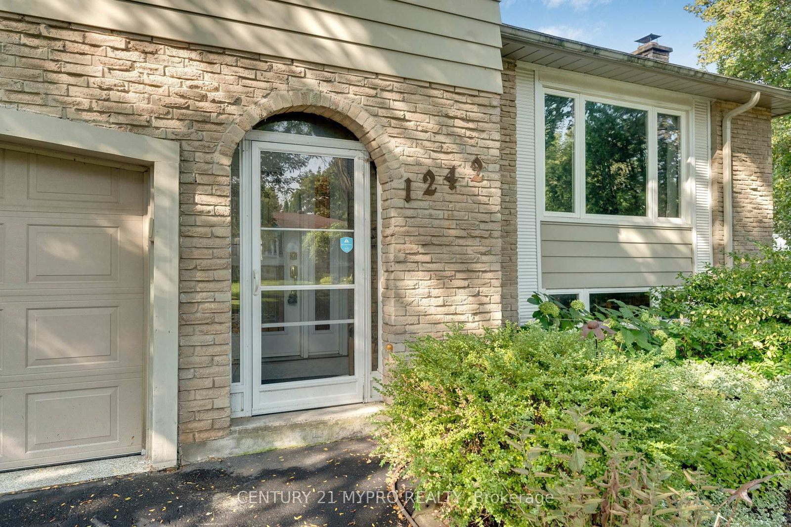 1242 Richards Crescent • Oakville, ON photo 6