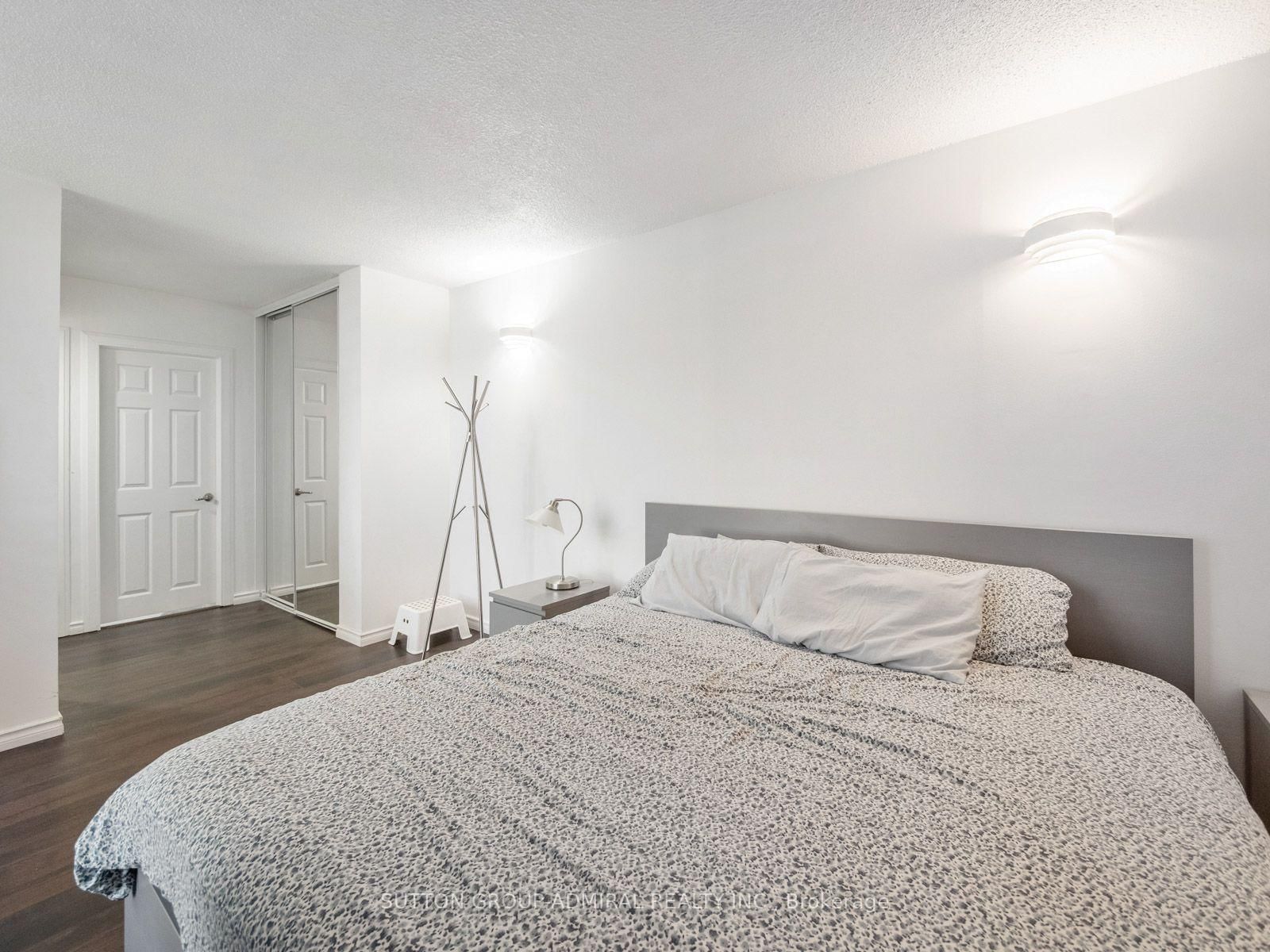 10 Martha Eaton Way • #1811 • Toronto, ON photo 27