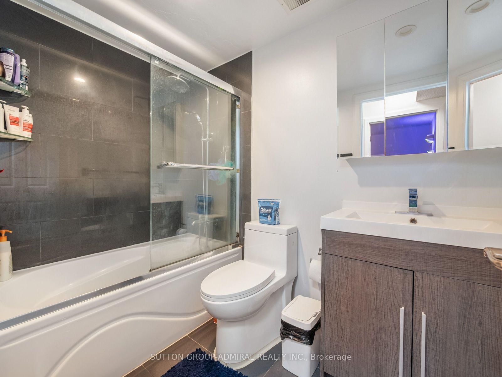 10 Martha Eaton Way • #1811 • Toronto, ON photo 35