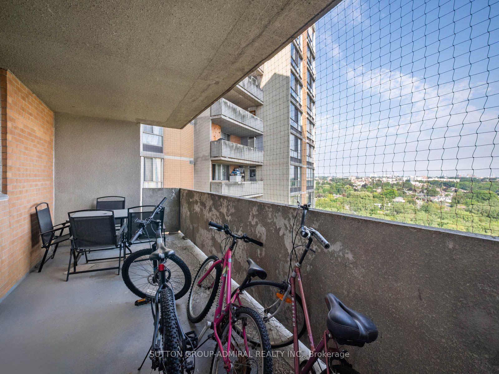 10 Martha Eaton Way • #1811 • Toronto, ON photo 37