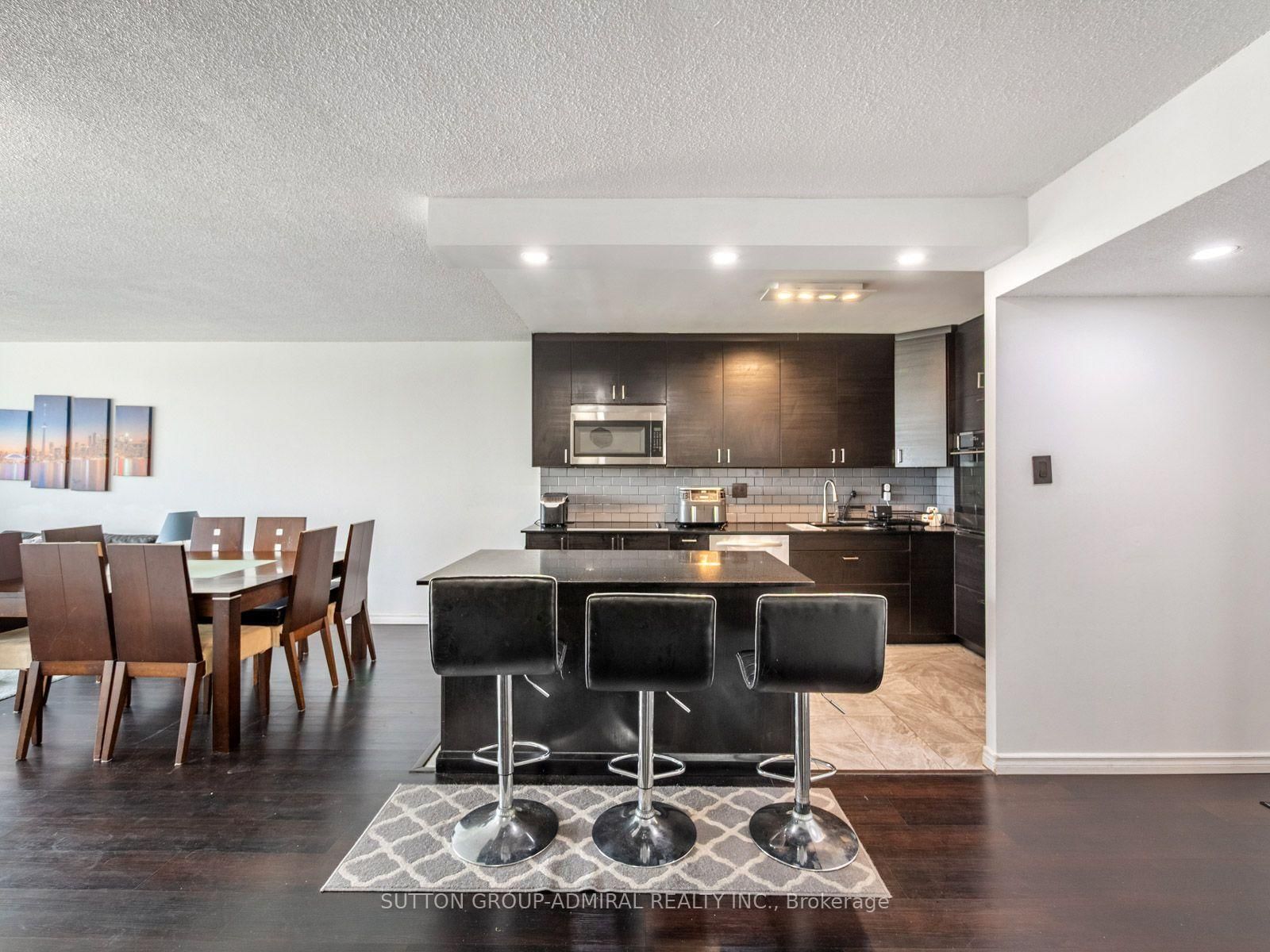 10 Martha Eaton Way • #1811 • Toronto, ON photo 4