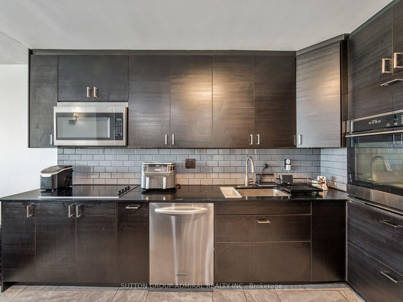 10 Martha Eaton Way • #1811 • Toronto, ON photo 5