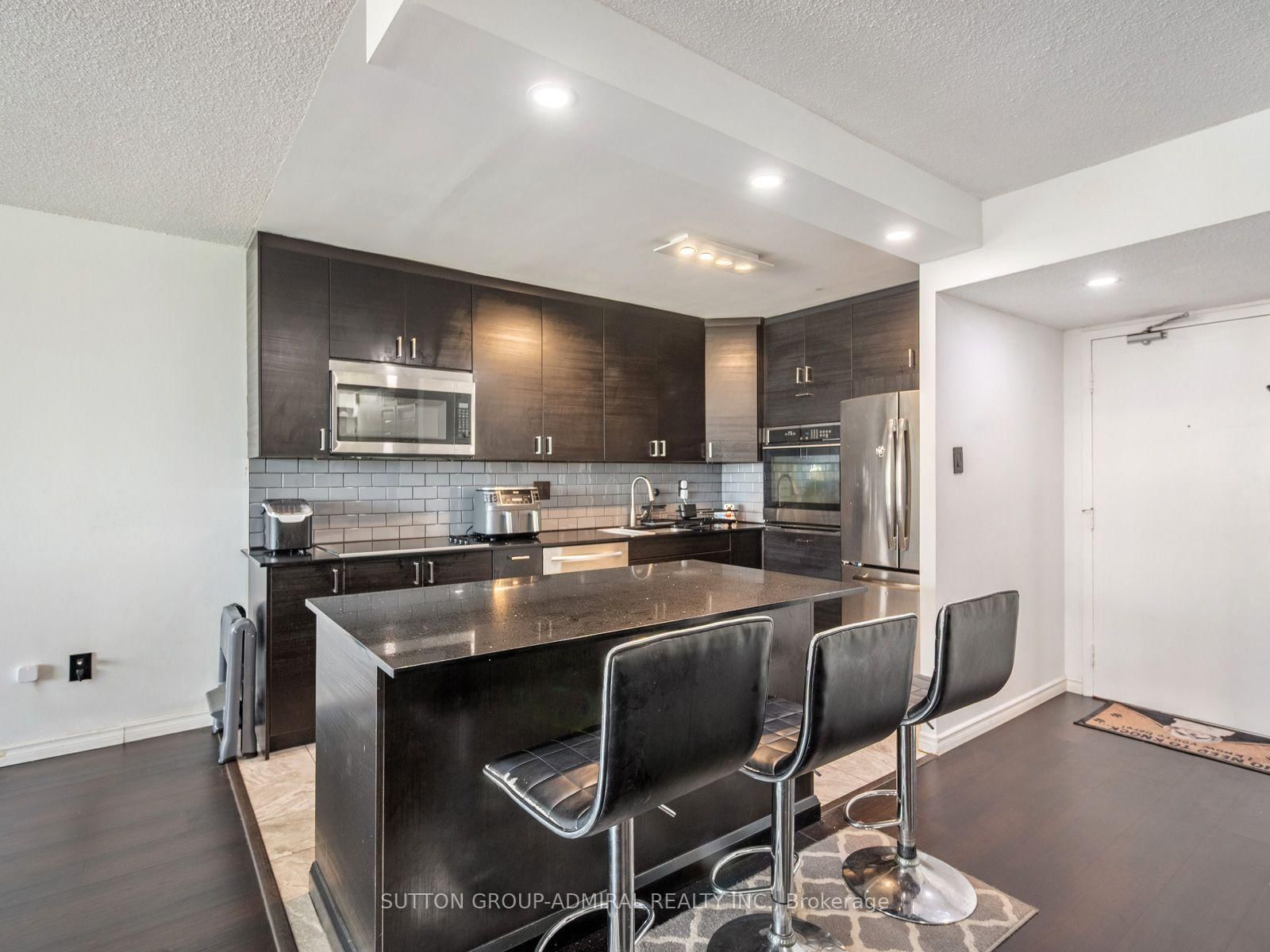 10 Martha Eaton Way • #1811 • Toronto, ON photo 6