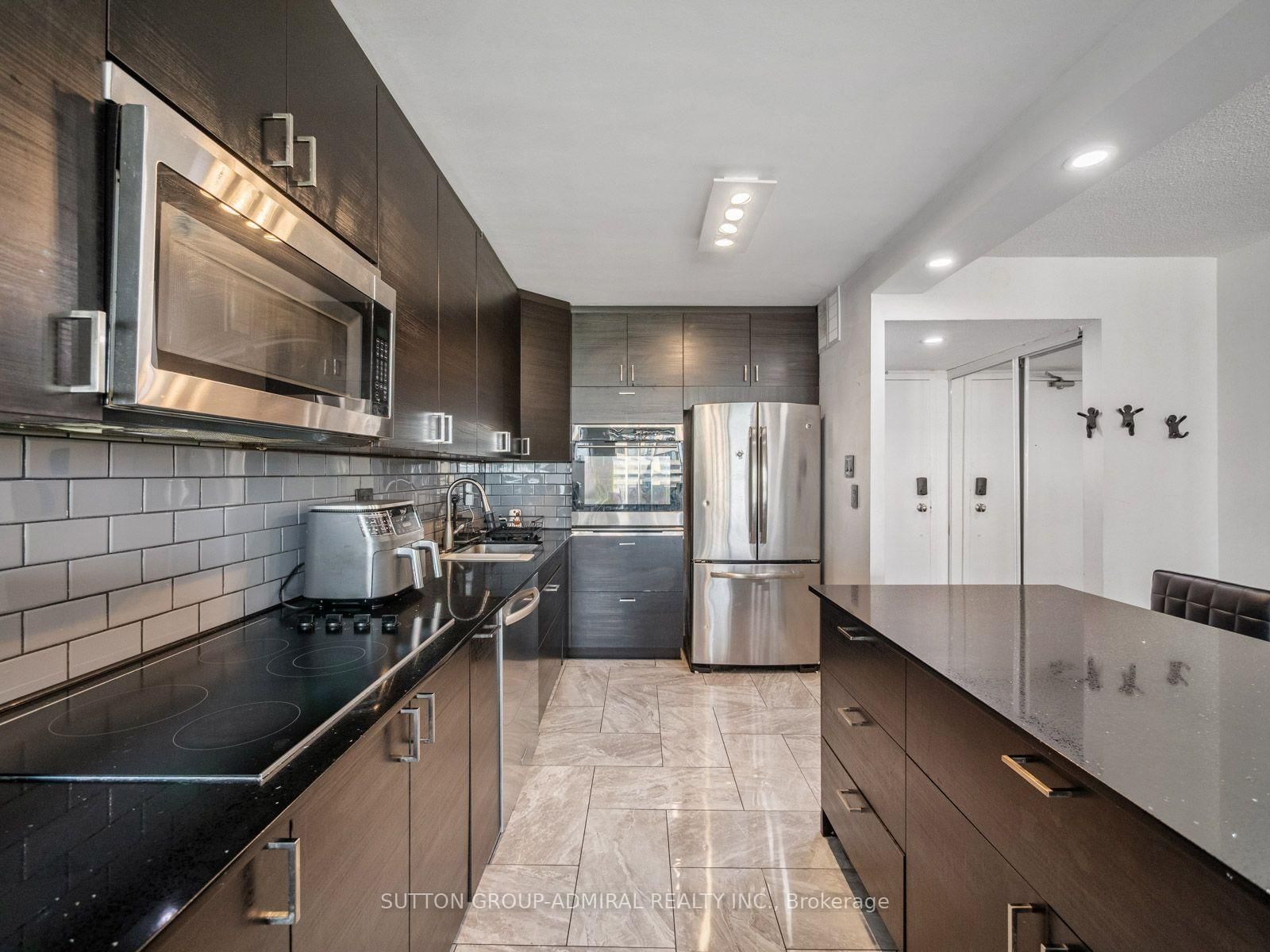 10 Martha Eaton Way • #1811 • Toronto, ON photo 8