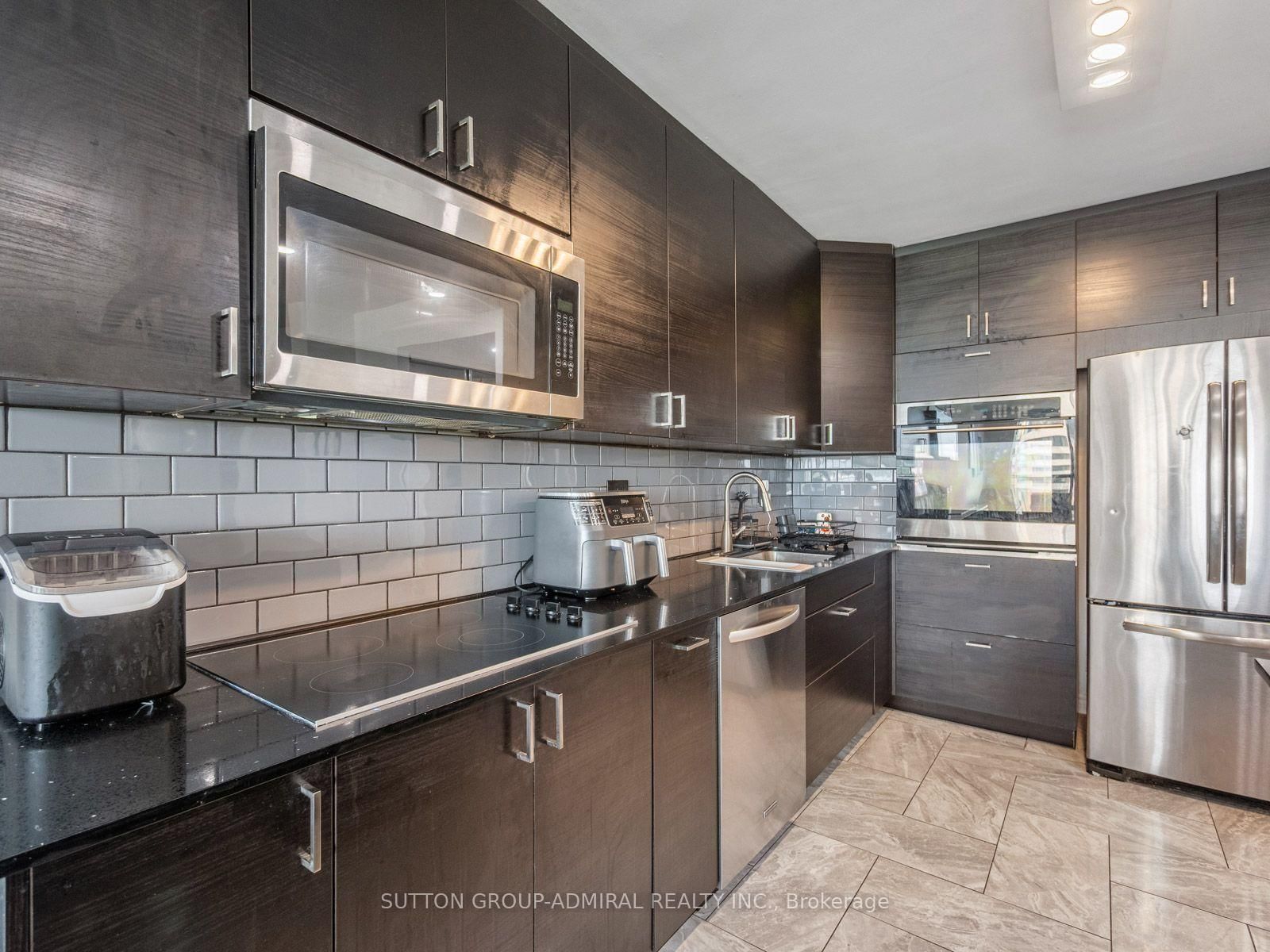 10 Martha Eaton Way • #1811 • Toronto, ON photo 9