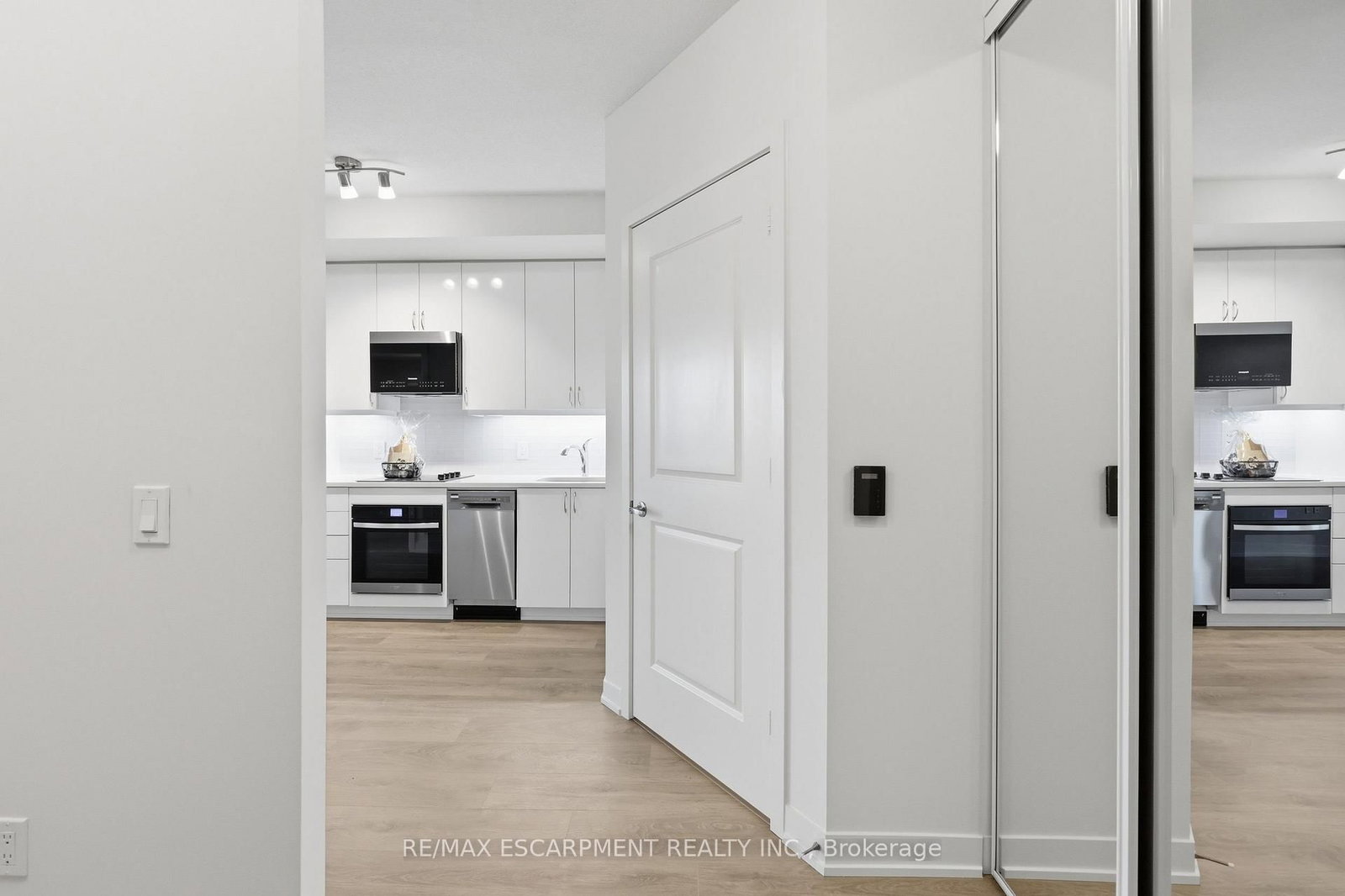 38 Annie Craig Drive • #3906 • Toronto, ON photo 6