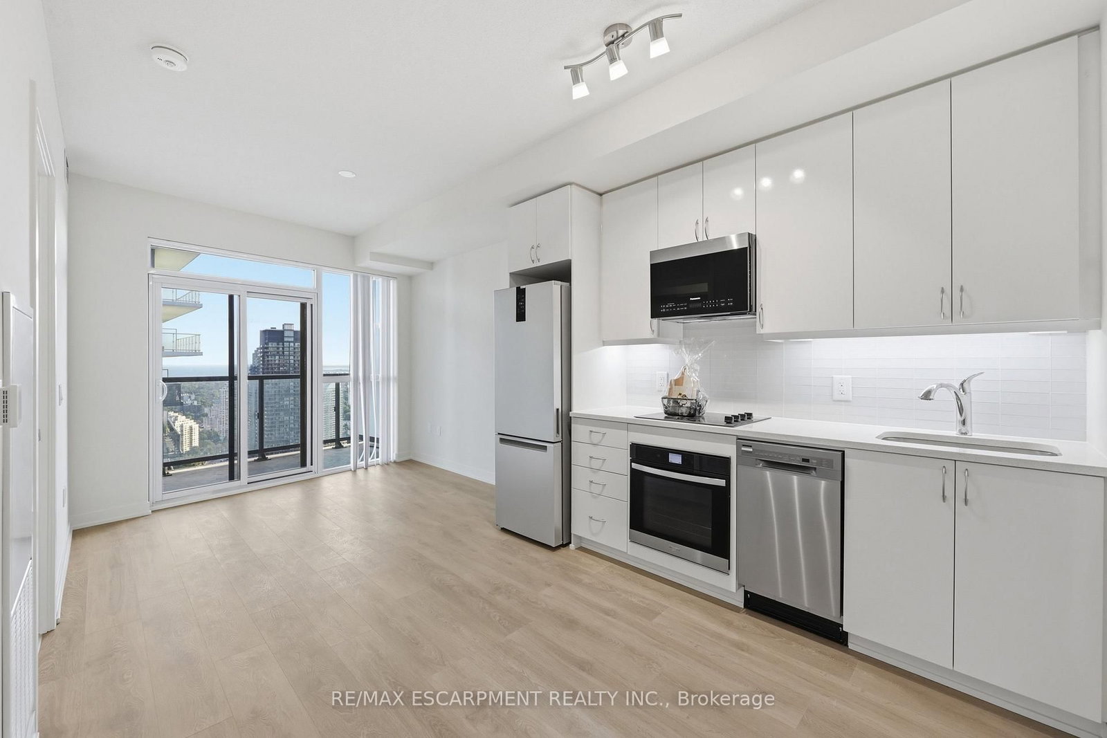 38 Annie Craig Drive • #3906 • Toronto, ON photo 8