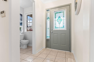 504 Kearns Drive • Milton, ON photo 4