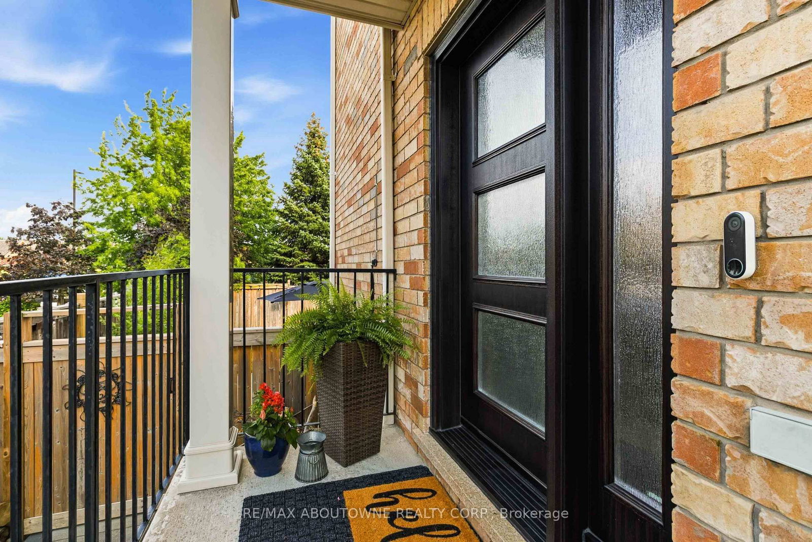 2228 Jillian Lane • Oakville, ON photo 2