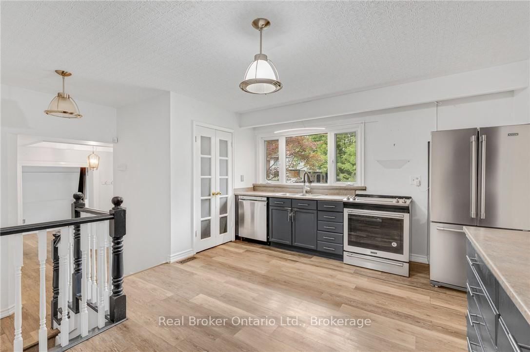 374 Spruce Street • Oakville, ON photo 16