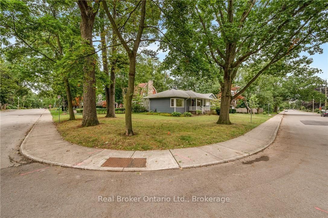 374 Spruce Street • Oakville, ON photo 5