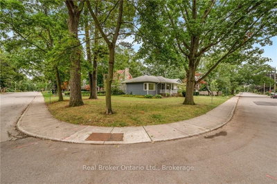374 Spruce Street • Oakville, ON photo 5