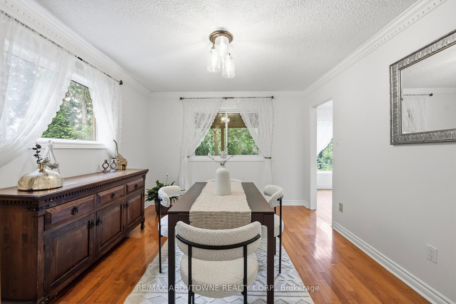 572 Harmony Avenue • Burlington, ON photo 9