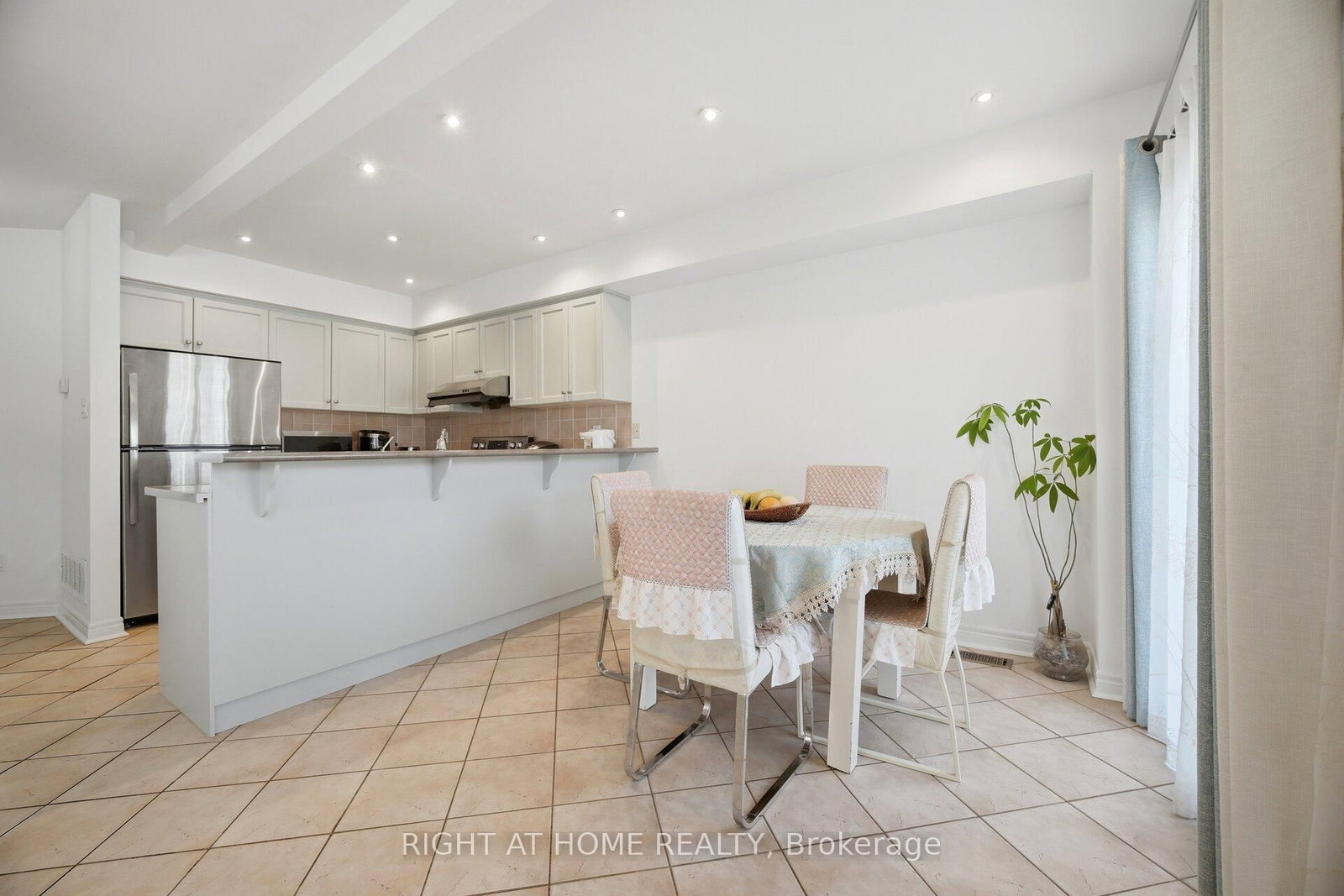8 Richelieu Court • Caledon, ON photo 4