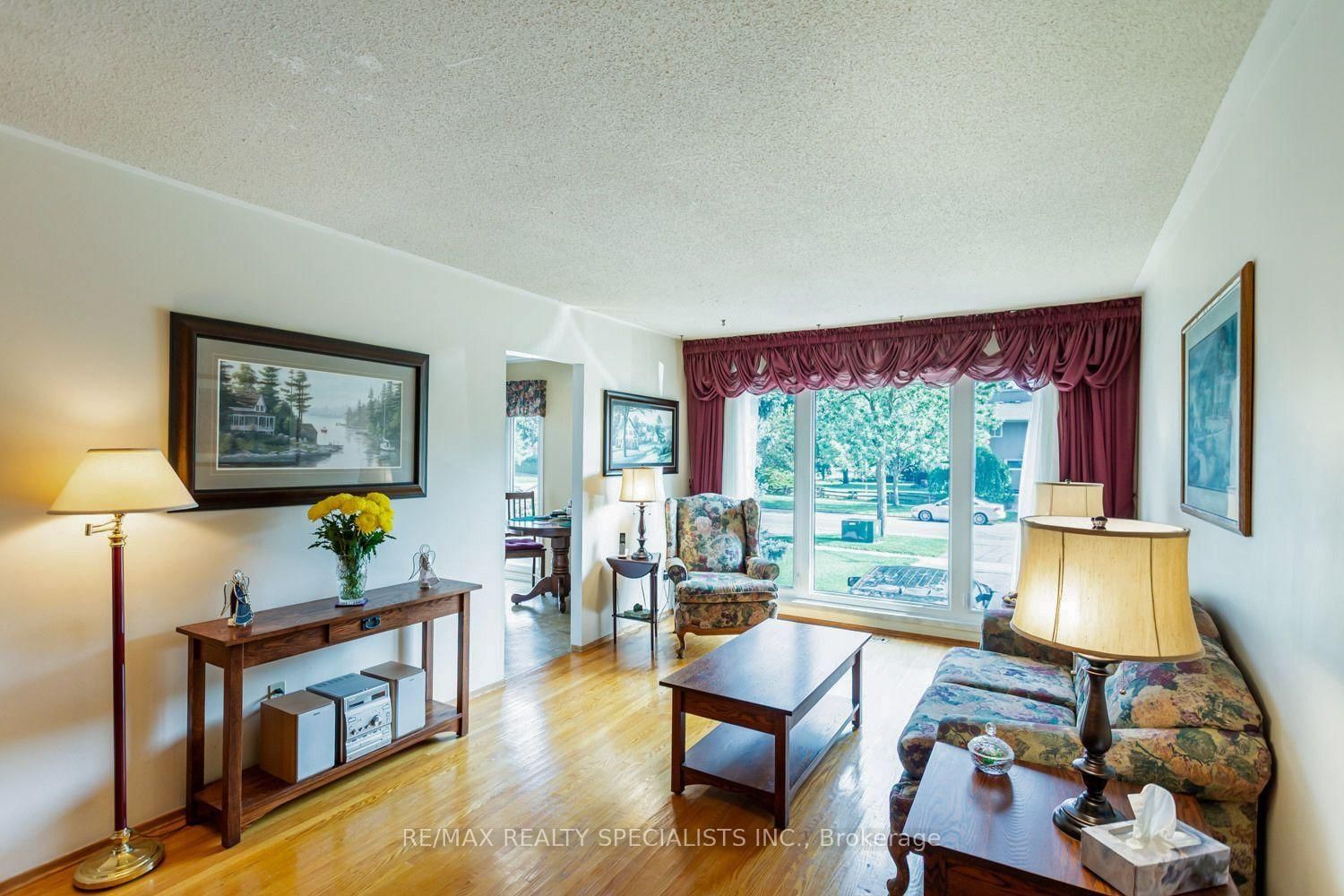 32 Falconer Drive • Mississauga, ON photo 10