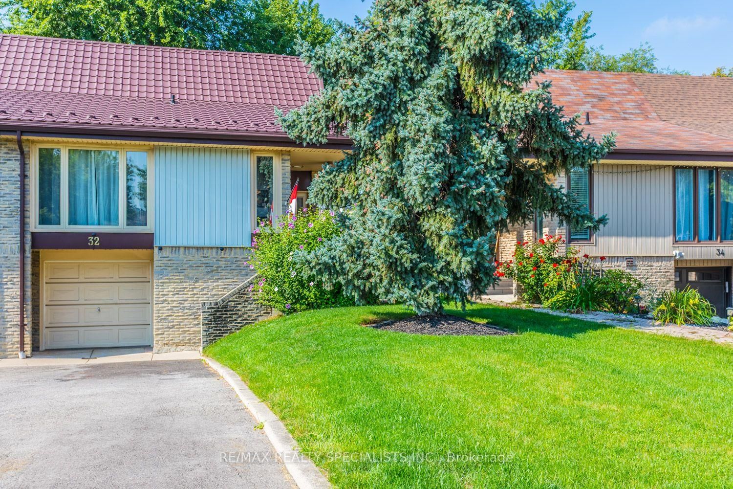32 Falconer Drive • Mississauga, ON photo 4