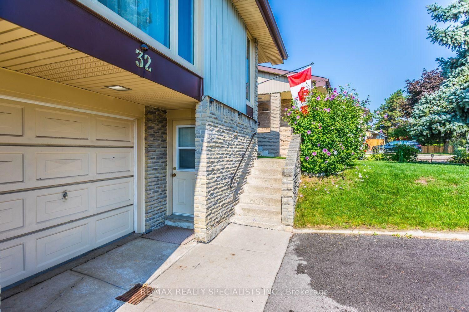 32 Falconer Drive • Mississauga, ON photo 5