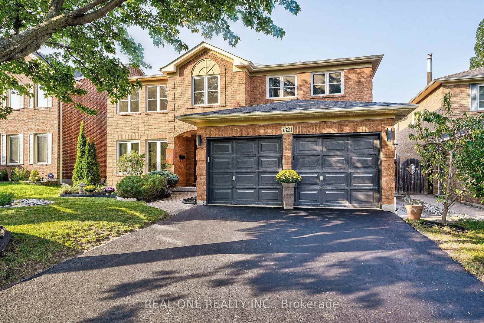 1321 Monks Passage • Oakville, ON photo 1