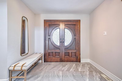 1321 Monks Passage • Oakville, ON photo 2