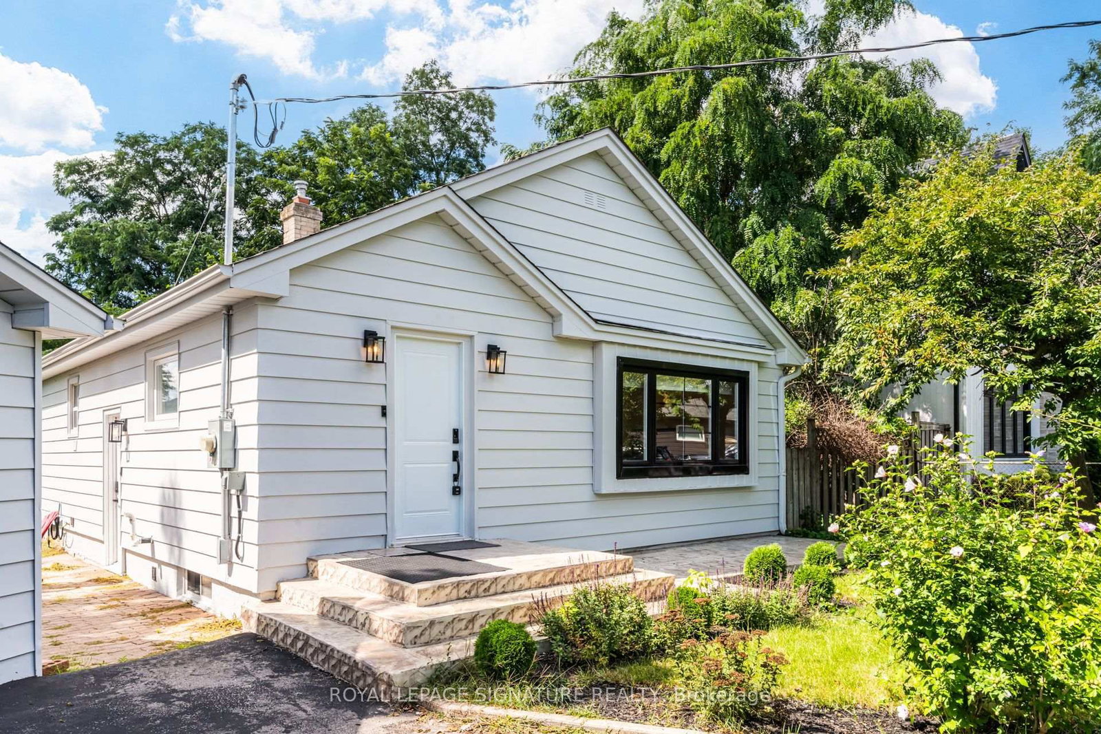 133 Inglewood Drive • Oakville, ON photo 2