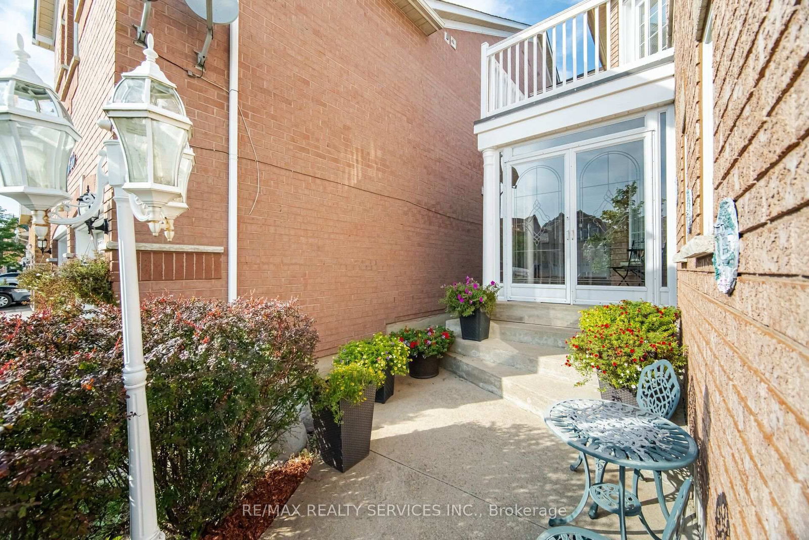 39 LEGEND Lane • Brampton, ON photo 3
