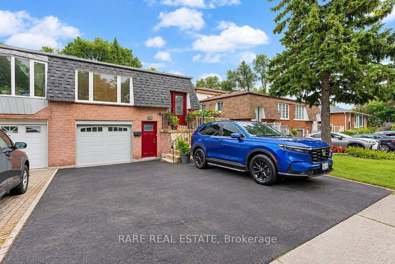 Lower - 733 Eaglemount Crescent