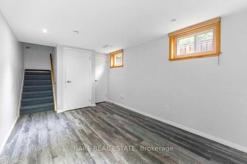 Lower - 733 Eaglemount Crescent