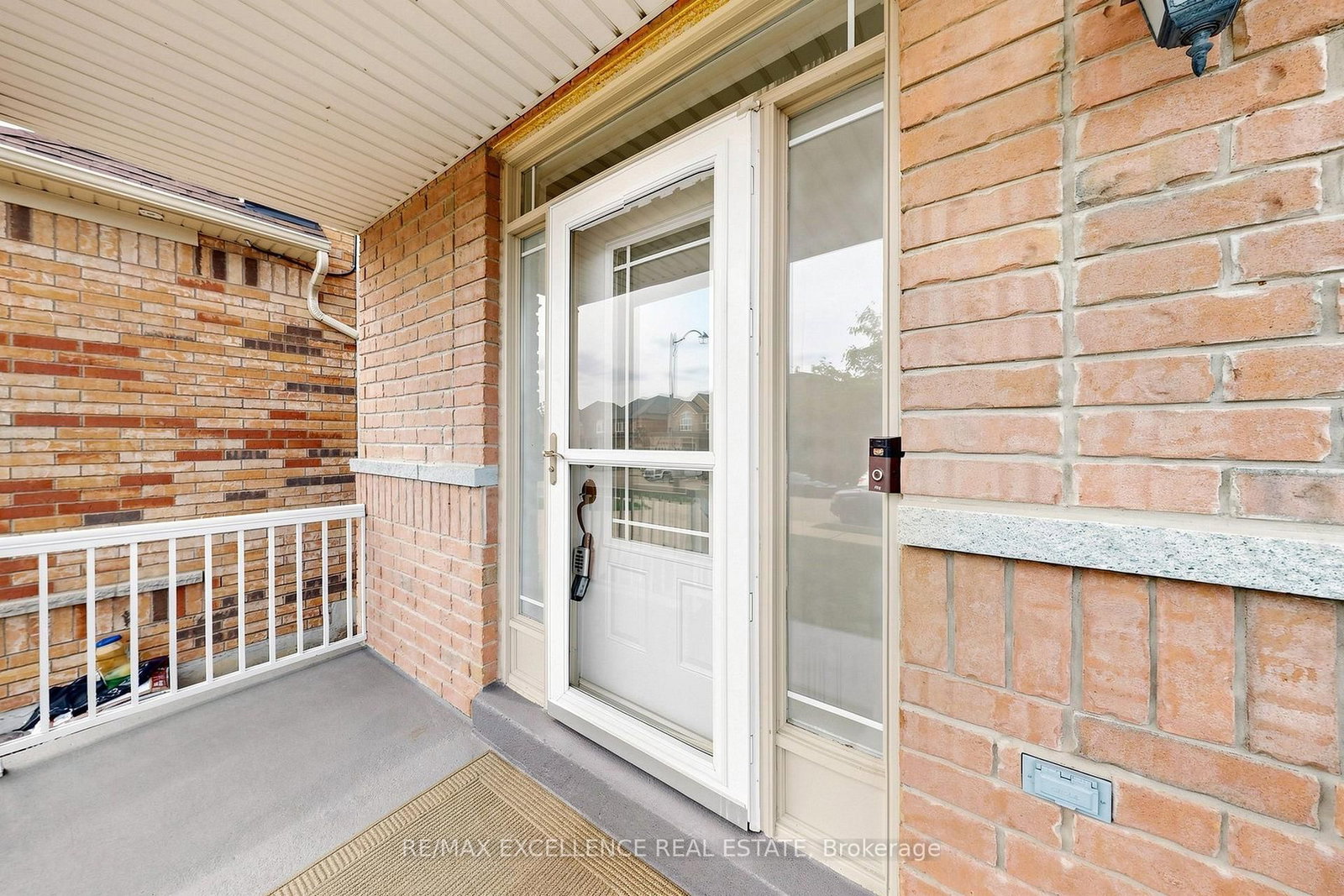8 Lynngrove Way • Brampton, ON photo 3