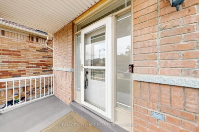 8 Lynngrove Way • Brampton, ON photo 3