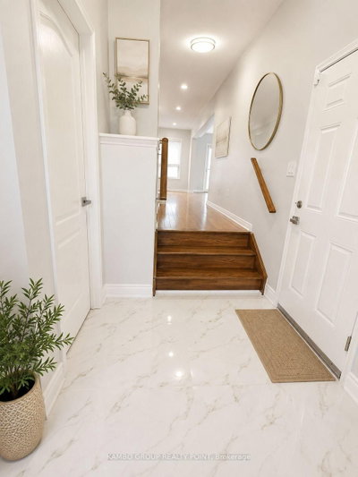 73 Hollingsworth Circle • Brampton, ON photo 2
