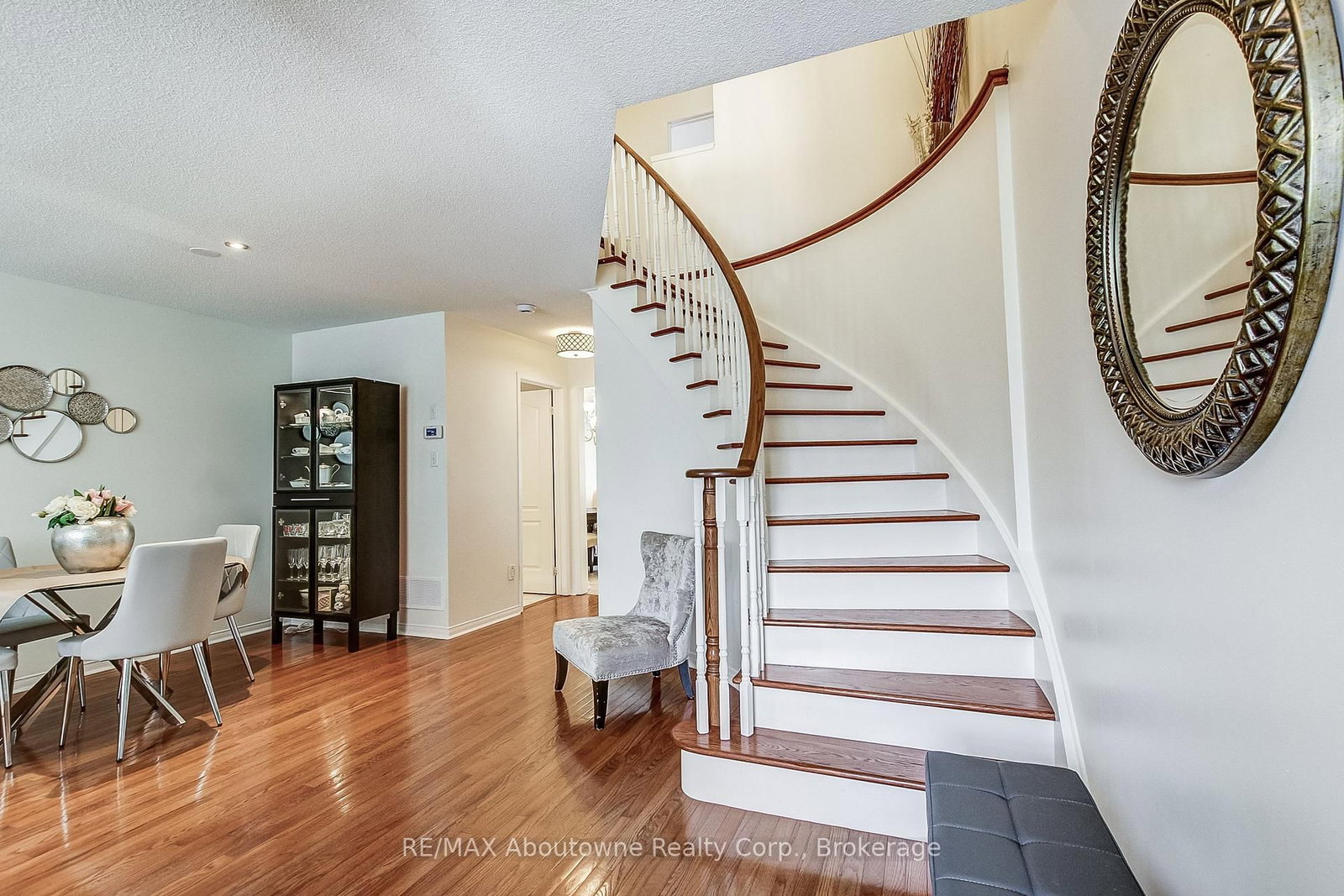 2150 Forest Gate Park • Oakville, ON photo 3