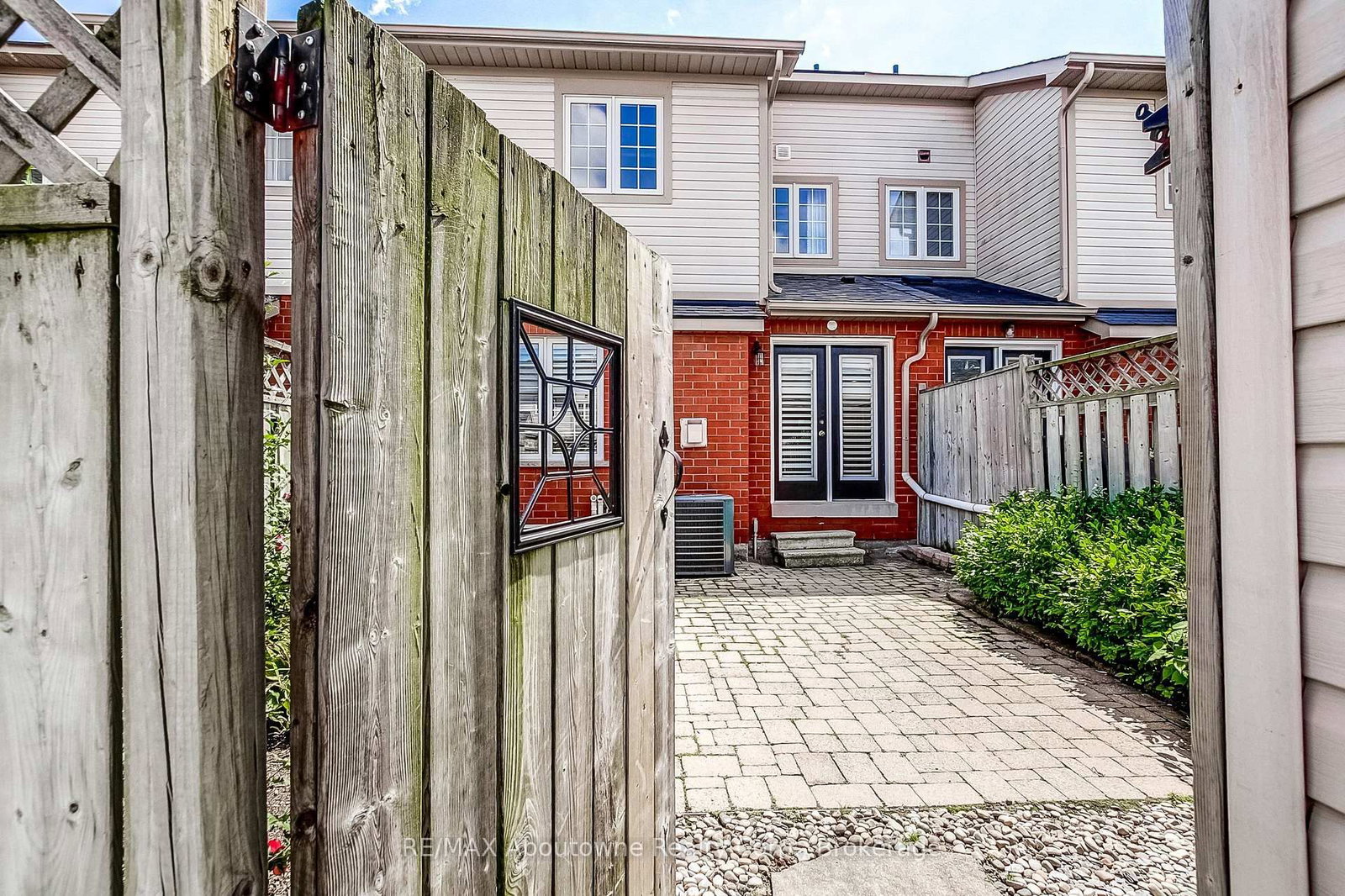 2150 Forest Gate Park • Oakville, ON photo 37