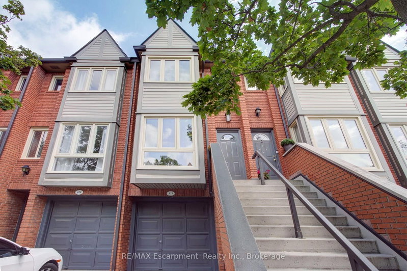 425 - 895 Maple Avenue