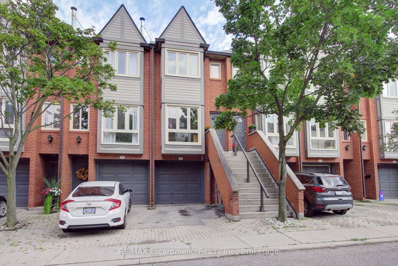 425 - 895 Maple Avenue