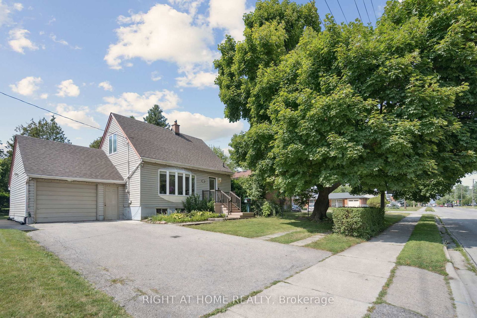 2343 Mountainside Drive • Burlington, ON photo 1