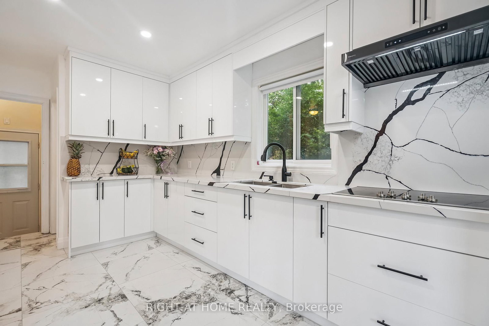 2343 Mountainside Drive • Burlington, ON photo 14