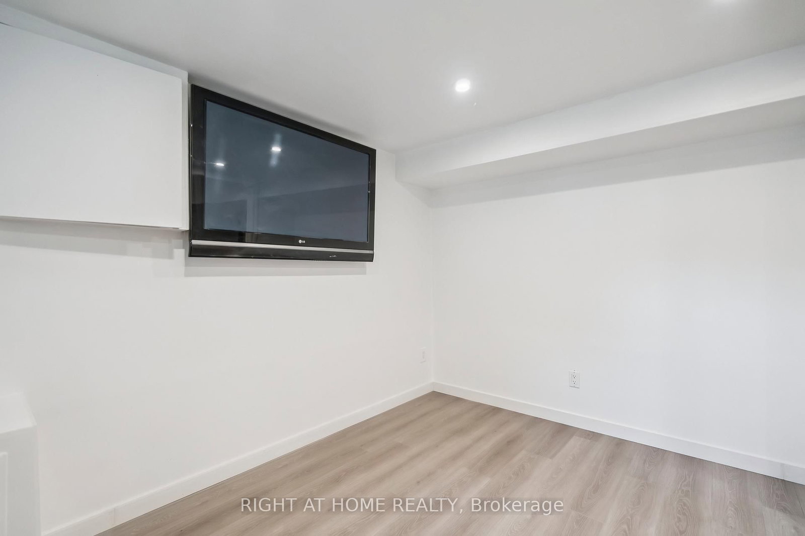 2343 Mountainside Drive • Burlington, ON photo 32