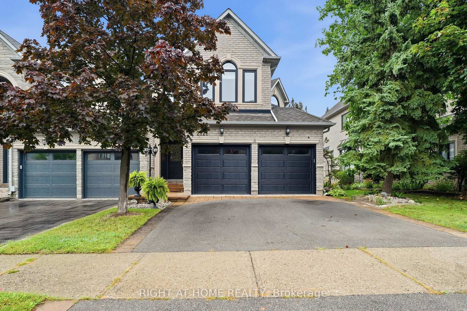 2121 Pinevalley Crescent • Oakville, ON photo 1