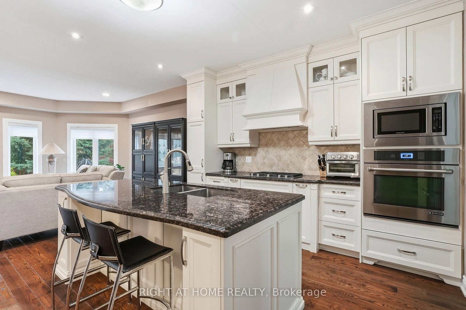 2121 Pinevalley Crescent • Oakville, ON photo 11