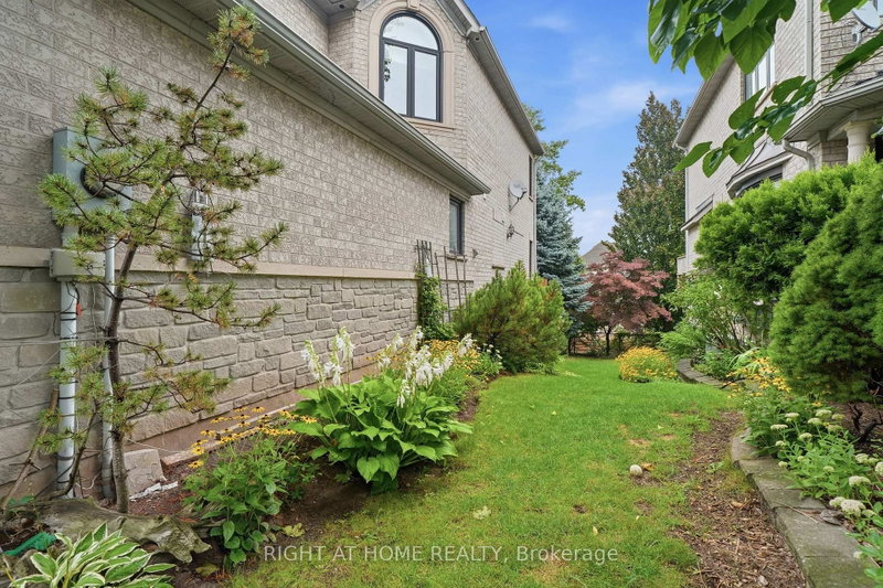 2121 Pinevalley Crescent