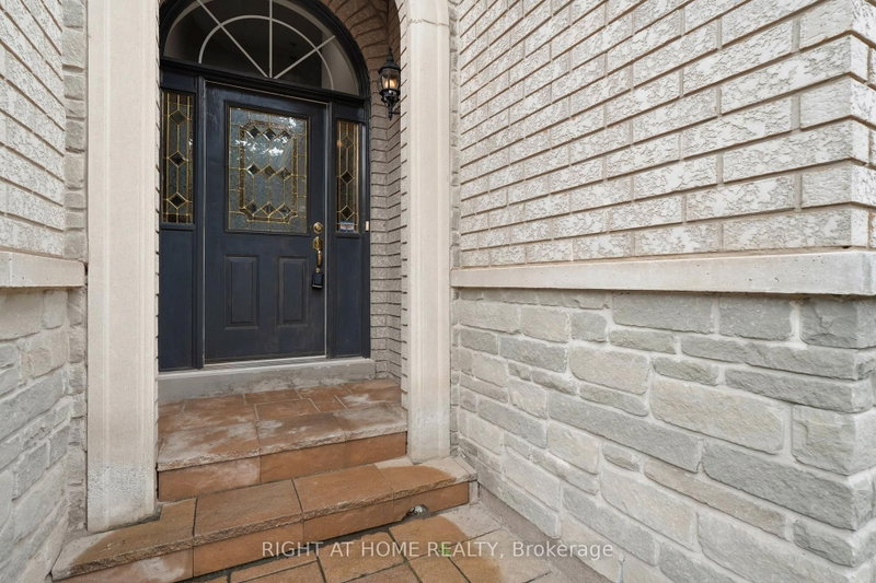 2121 Pinevalley Crescent