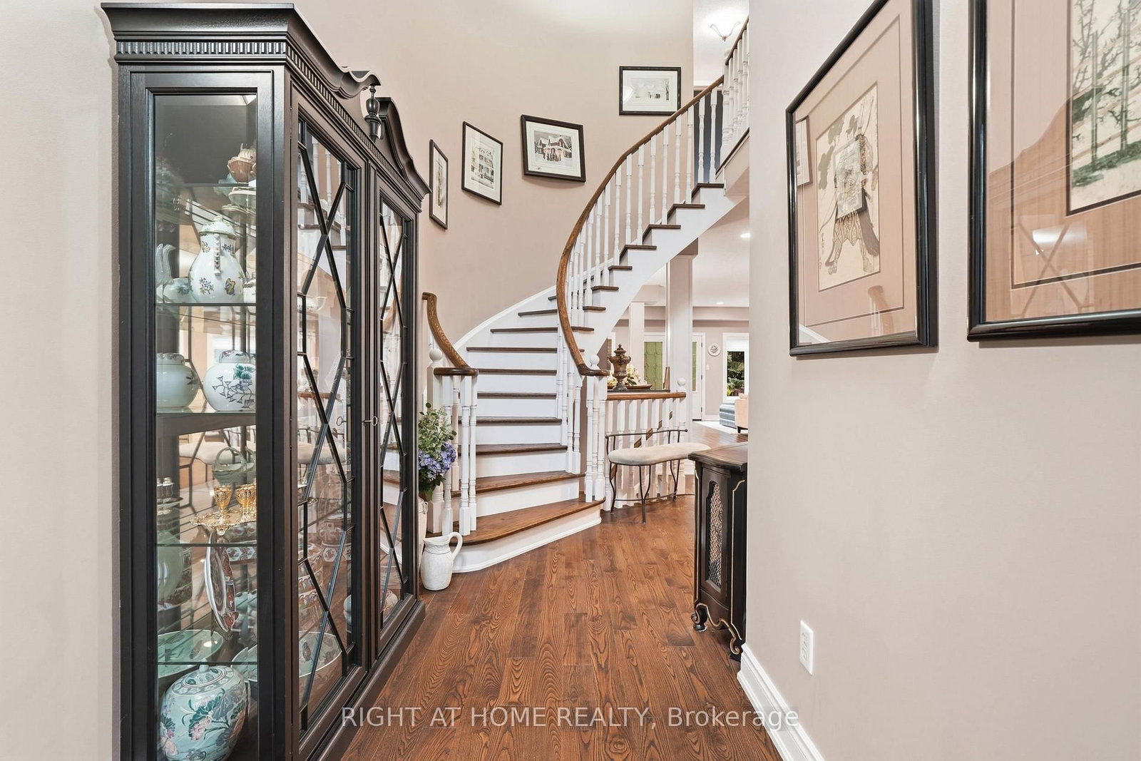 2121 Pinevalley Crescent • Oakville, ON photo 4