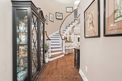 2121 Pinevalley Crescent • Oakville, ON photo 4