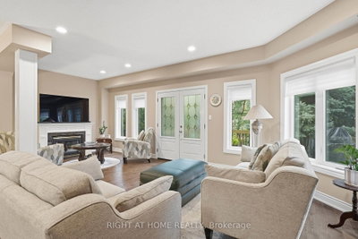 2121 Pinevalley Crescent • Oakville, ON photo 8