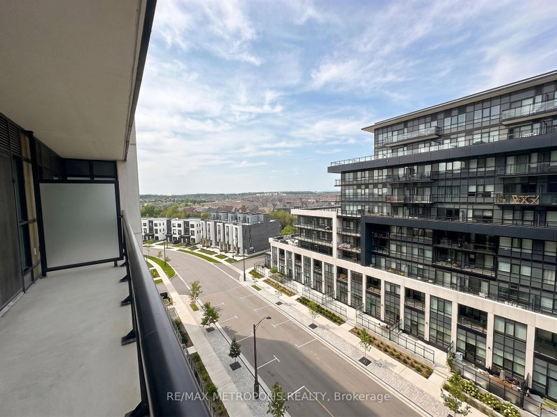 714 - 405 Dundas Street W