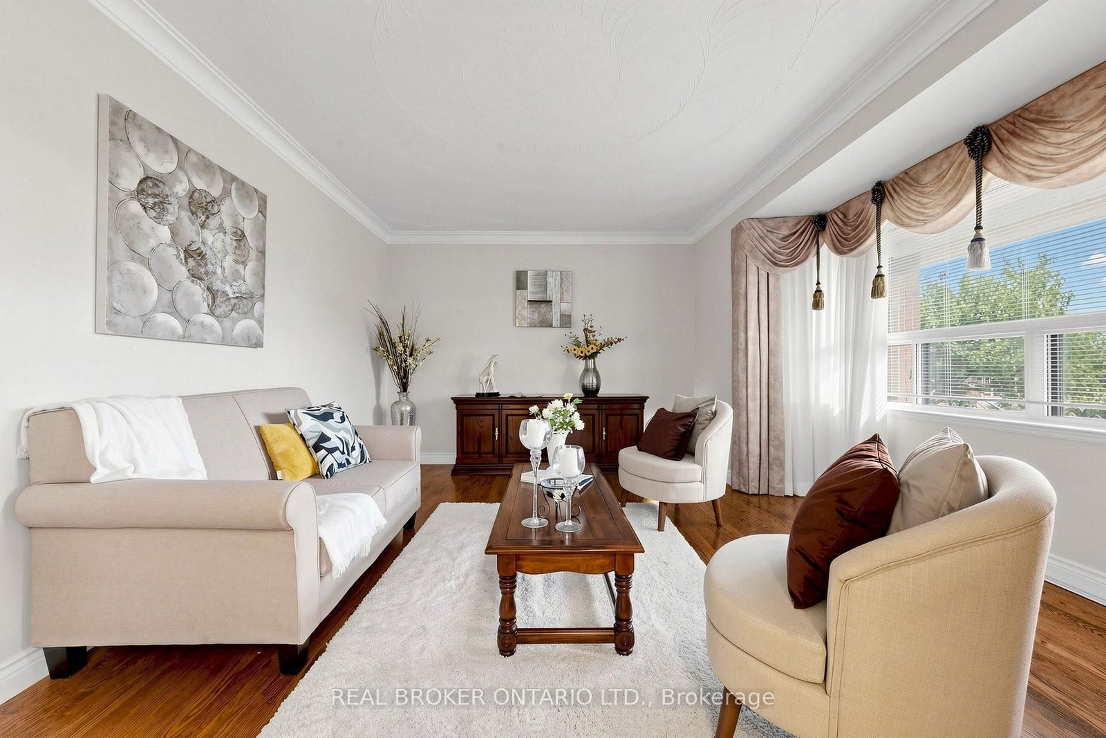 2 Dorking Crescent • Toronto, ON photo 7