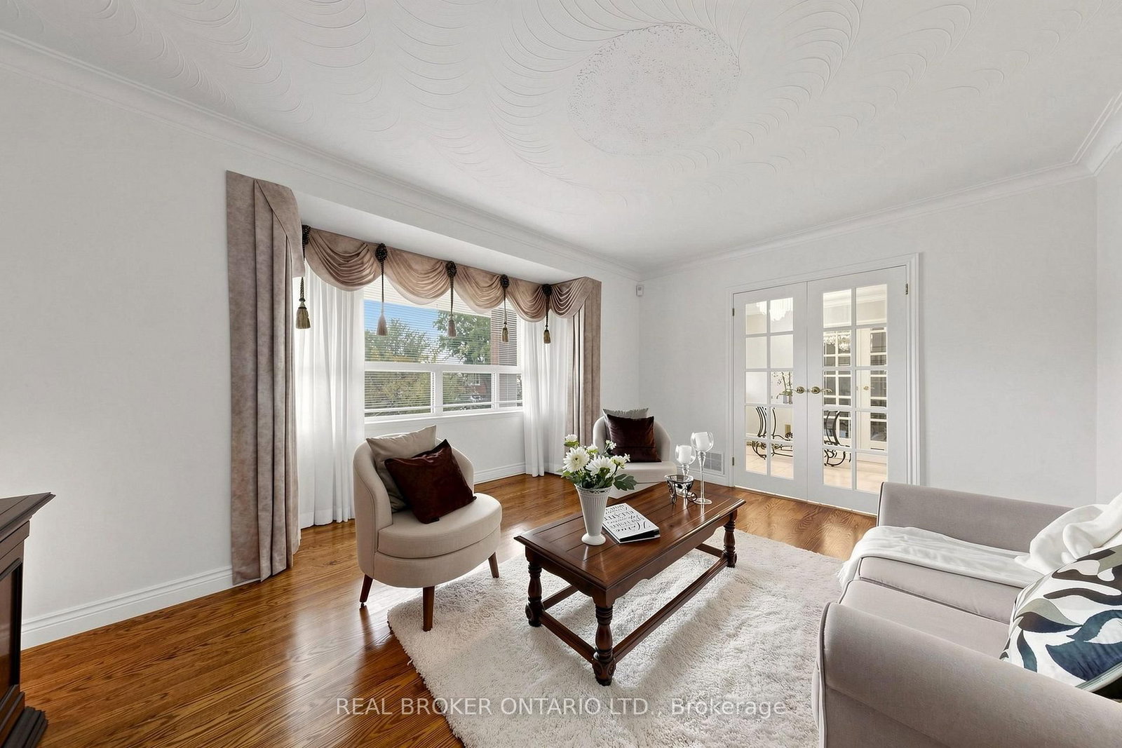2 Dorking Crescent • Toronto, ON photo 8