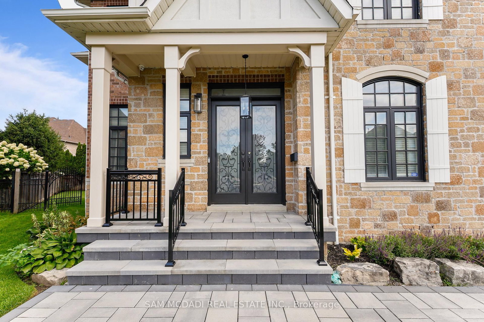 950 Fredonia Drive • Mississauga, ON photo 3